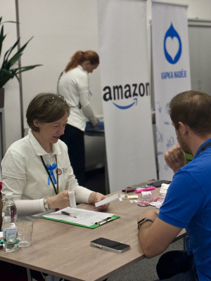 Zaměstnanci Amazonu opět pomáhají zachraňovat životy. Do registru dárců krvetvorných buněk vstoupilo během jediného dne 47 nových dárců.